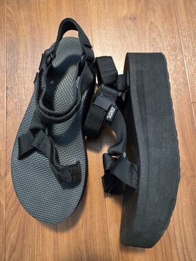 Teva Platform Sandals🖤